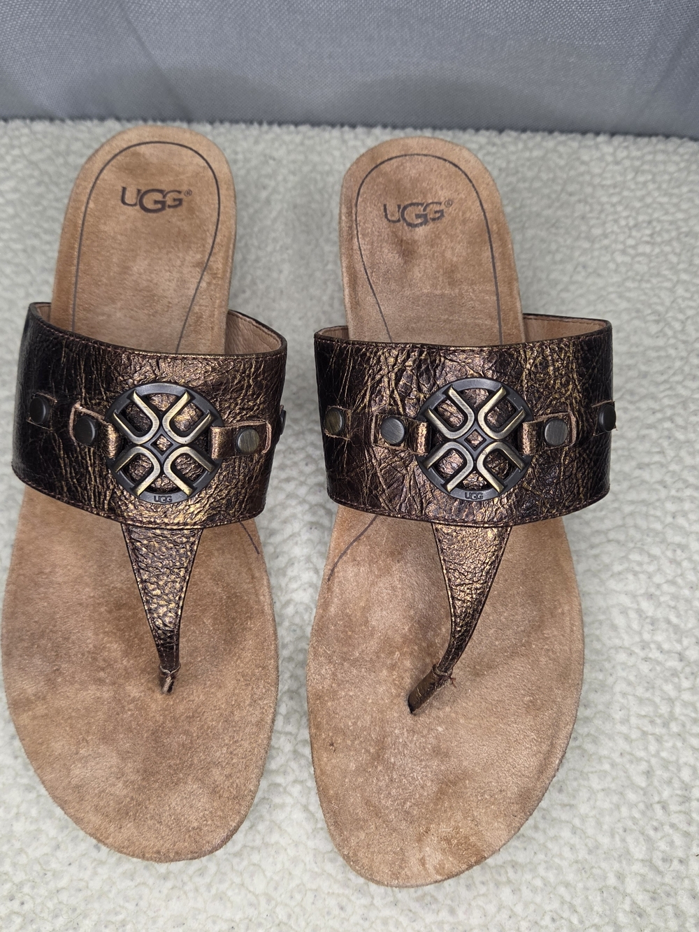 UGG Women's Bronze Metallic Leather Thong Sandals with Medallion Size 8.5